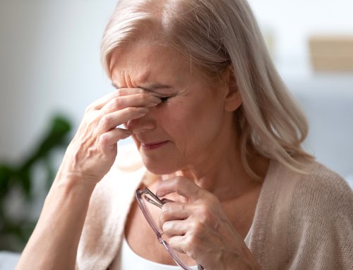 A senior woman experiencing eye discomfort visits Assil Gaur Eye Institute for professional diagnosis and treatment.