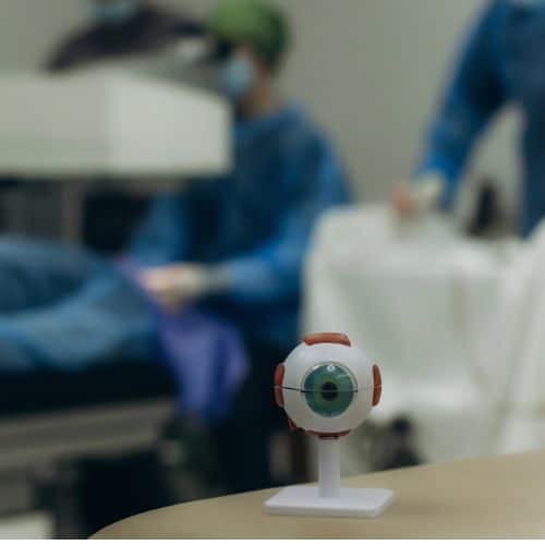 How is YAG laser capsulotomy performed?